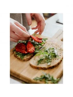 BUTLERS Akazienholz-Schneidebrett Cutting Crew mit Lederschlaufe, verschiedene Größen, L 32 x B 17 cm -Küche Geschäft Akazienholz Schneidebrett Cutting Crew mit Lederschlaufe verschiedene Grossen 4