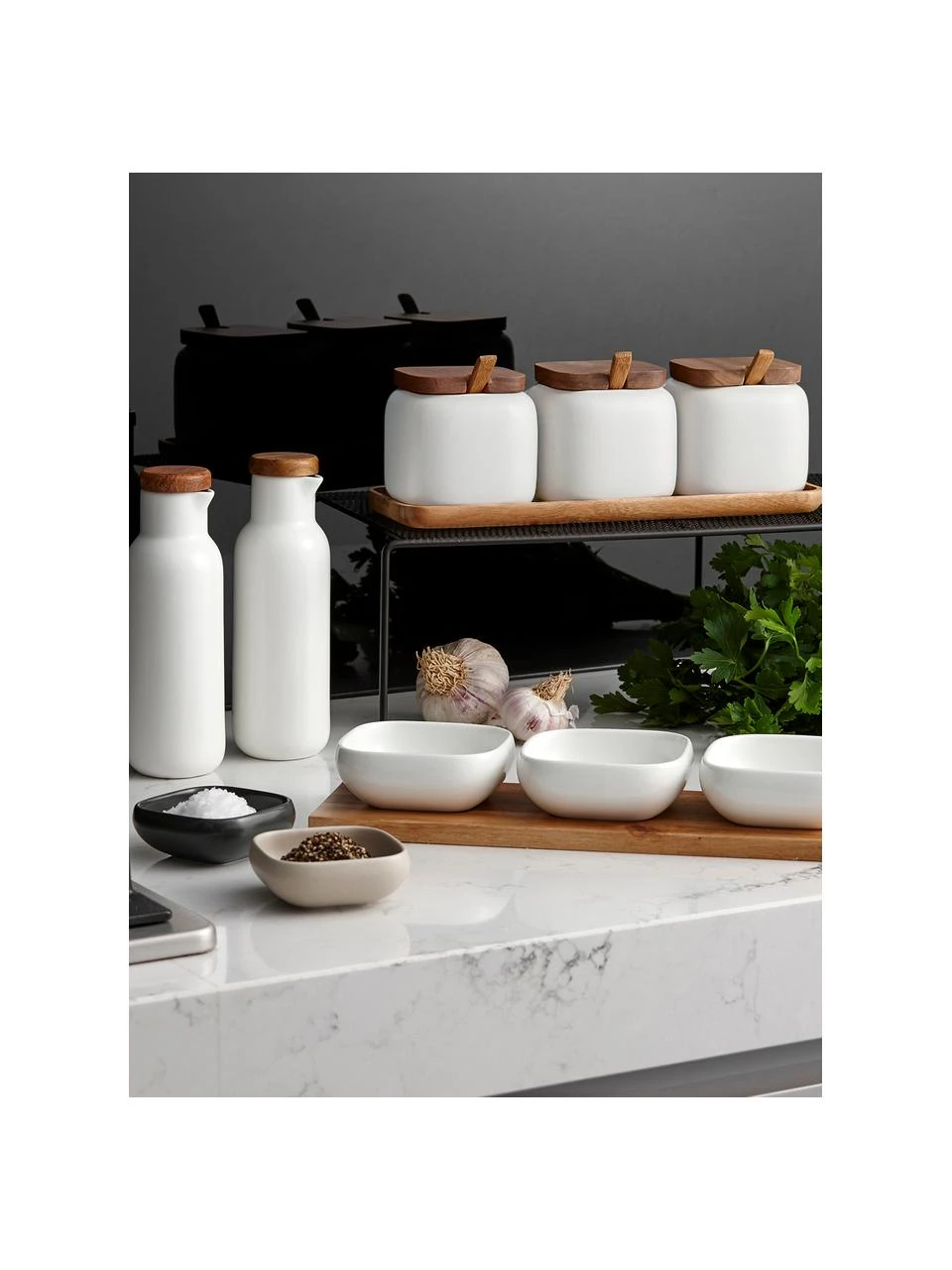 Aufbewahrungsdosen-Set Essentials aus Porzellan und Akazienholz, 7-tlg., Weiß, Akazienholz, Set mit verschiedenen Größen Ladelle Aufbewahrungsdosen-Set Essentials aus Porzellan und Akazienholz, 7-tlg., Set mit verschiedenen Größen -Küche Geschäft Aufbewahrungsdosen Set Essentials aus Porzellan und Akazienholz 7 tlg 1