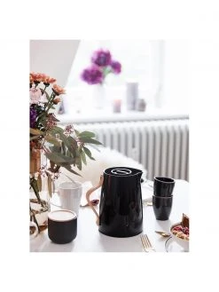 Stelton Becher Theo in Schwarz mit Deckel/Untersetzer, Ø 9 x H 9 cm, 200 ml 10 Stelton Becher Theo in Schwarz mit Deckel/Untersetzer, Ø 9 x H 9 cm, 200 ml -Küche Geschäft Becher Theo in Schwarz mit DeckelUntersetzer 4