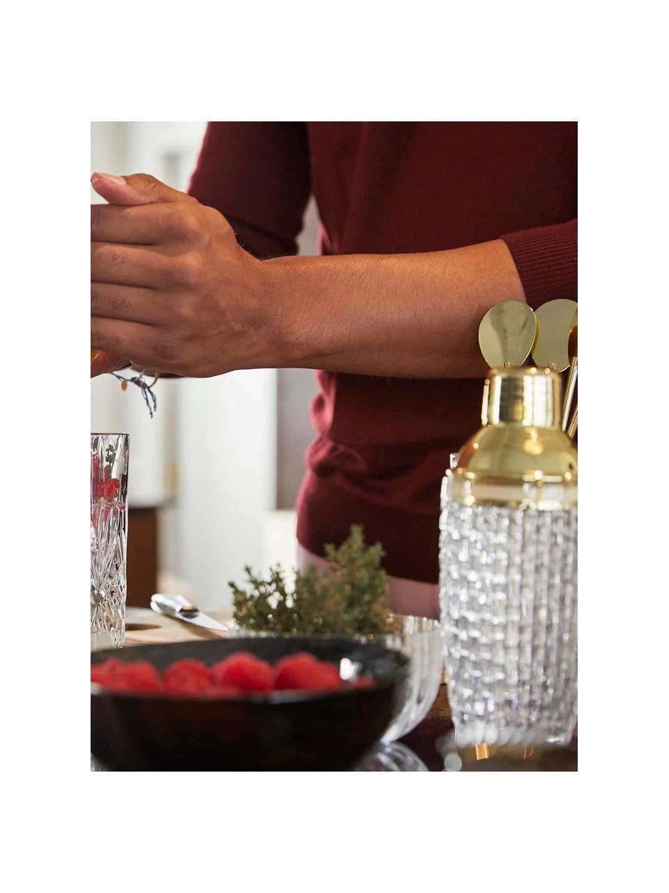 Bloomingville Cocktail-Shaker Jolin in Transparent/Gold, Ø 8 x H 20 cm 2 Bloomingville Cocktail-Shaker Jolin in Transparent/Gold, Ø 8 x H 20 cm – Bild 2