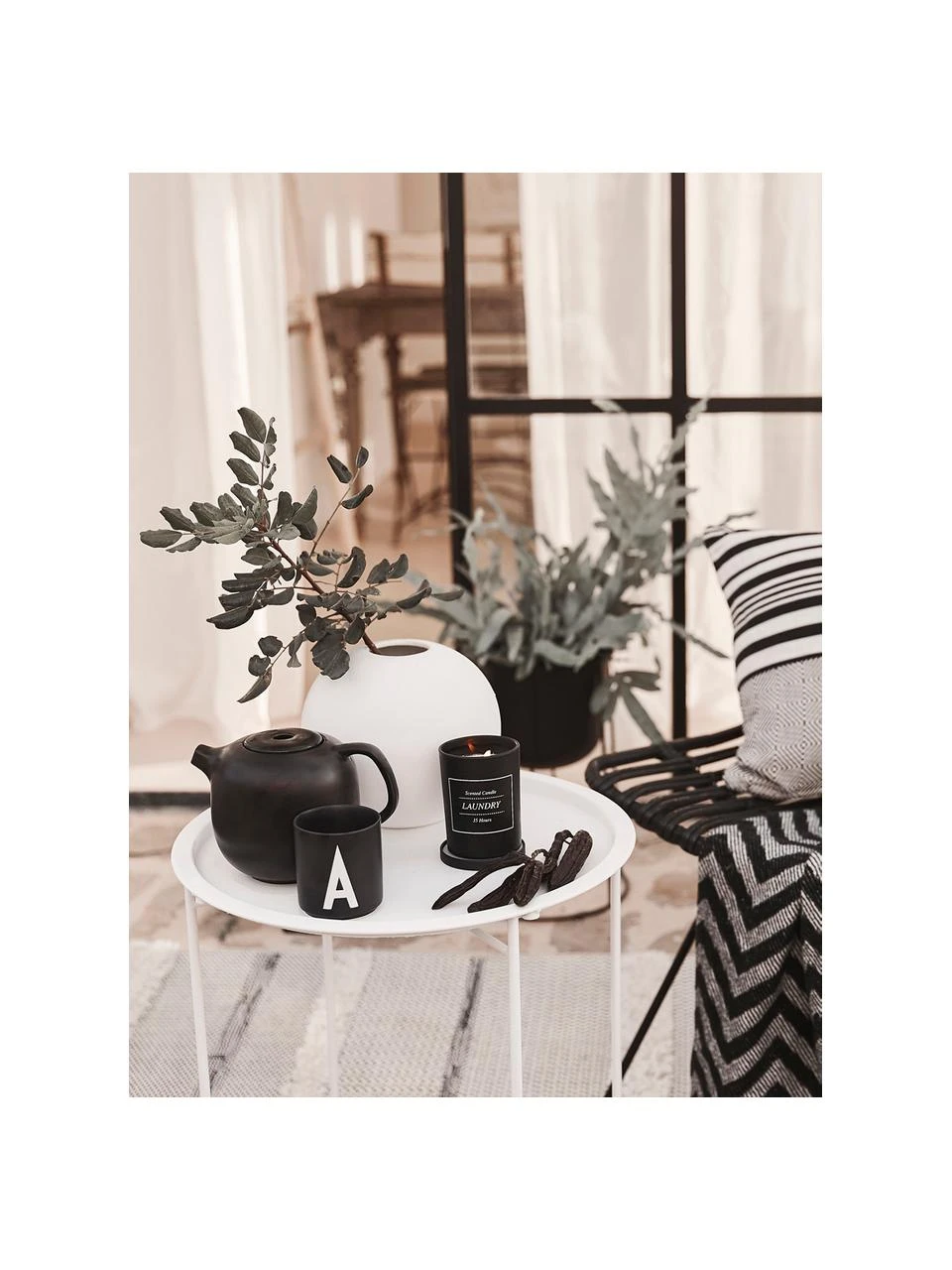 Design Becher Personal mit Buchstaben (Varianten von A bis Z), Fine Bone China (Porzellan) Fine Bone China ist ein Weichporzellan, das sich besonders durch seinen strahlenden, durchscheinenden Glanz auszeichnet., Schwarz matt, Weiß, Becher M, 250 ml Design Letters Design Becher Personal mit Buchstaben (Varianten von A bis Z), Becher U, 250 ml -Küche Geschäft Design Becher Personal mit Buchstaben Varianten von A bis Z 8