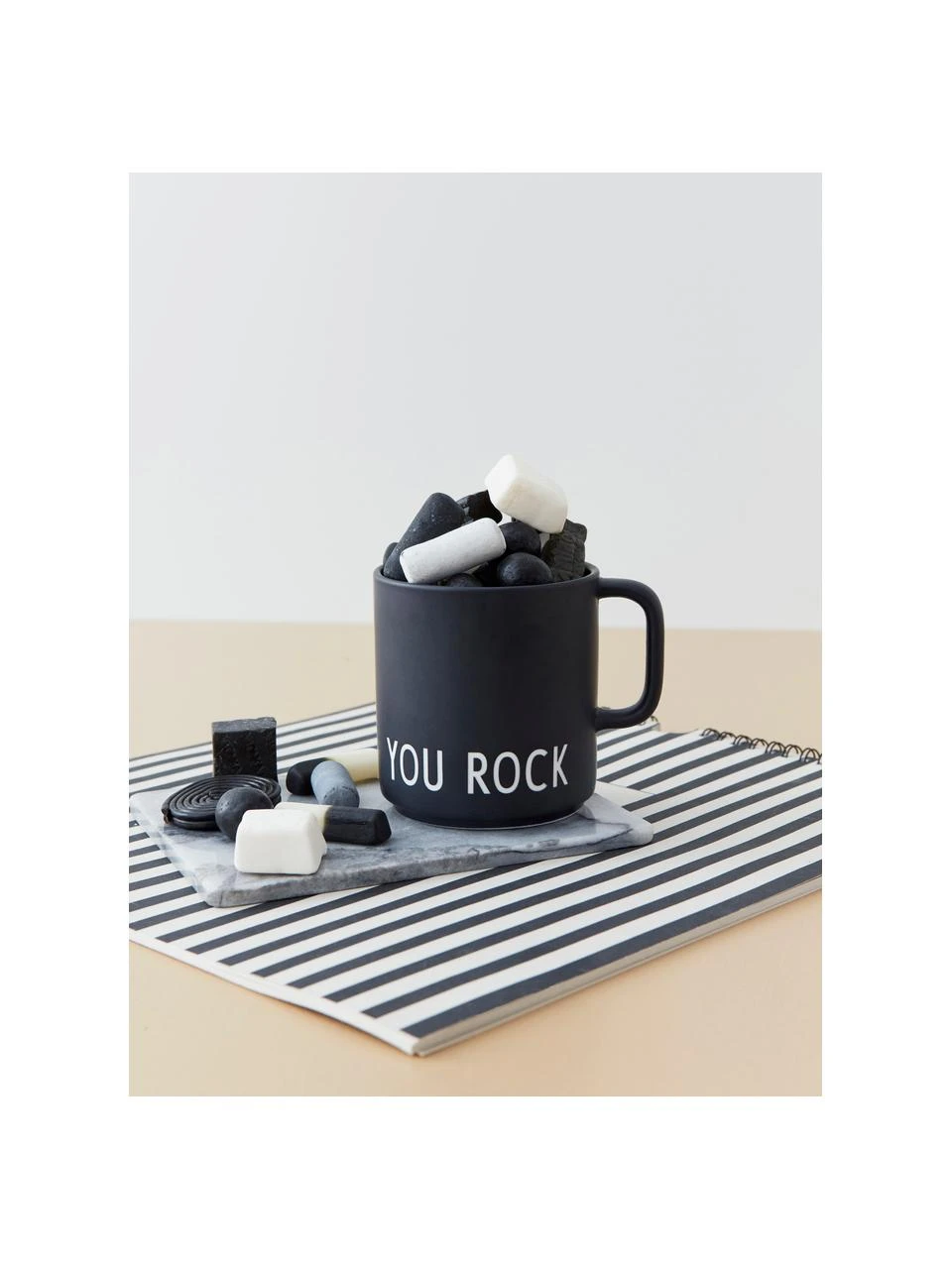 Design Letters Design Kaffeetasse Favourite YOU ROCK in Schwarz mit Schriftzug, Ø 10 x H 9 cm, 250 ml 2 Design Letters Design Kaffeetasse Favourite YOU ROCK in Schwarz mit Schriftzug, Ø 10 x H 9 cm, 250 ml – Bild 2