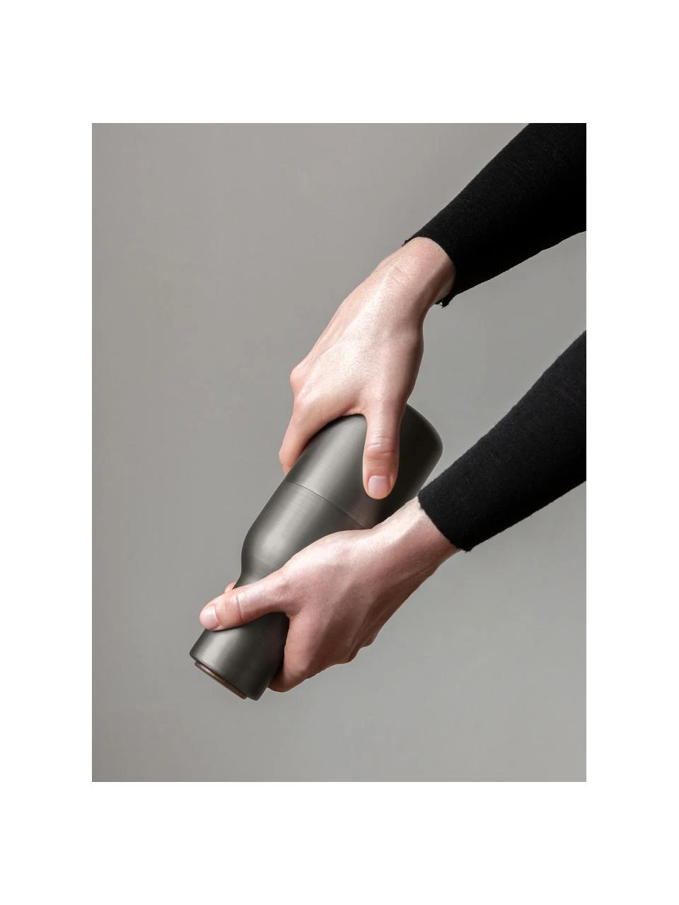 Menu Designer Salz- & Pfeffermühle Bottle Grinder in Anthrazit mit Walnussholzdeckel, Ø 8 x H 21 cmNur noch wenige verfügbar 6 Menu Designer Salz- & Pfeffermühle Bottle Grinder in Anthrazit mit Walnussholzdeckel, Ø 8 x H 21 cmNur noch wenige verfügbar – Bild 6