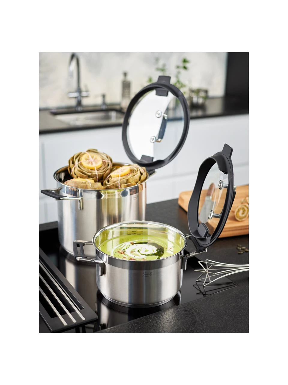 Edelstahl-Kochtopf Silence Pro mit Innenskalierung, Deckel: Glas, Silberfarben, Schwarz, Ø 25 x H 20 cm Rösle Edelstahl-Kochtopf Silence Pro mit Innenskalierung, Ø 25 x H 20 cm -Küche Geschäft Edelstahl Kochtopf Silence Pro mit Innenskalierung 1