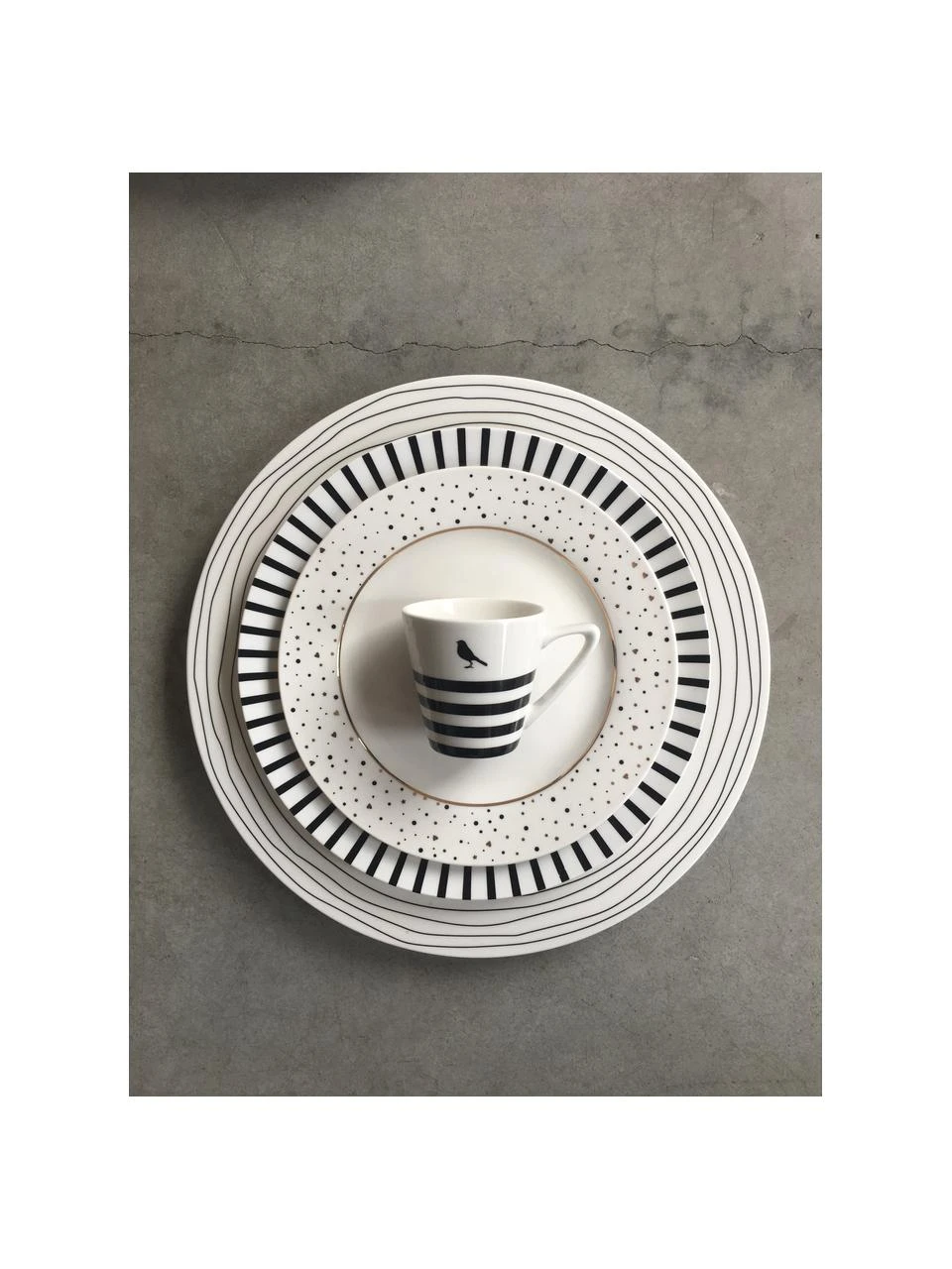 Dutch Rose Frühstücksteller Ceres Loft mit Streifendekor in Schwarz/Weiß, 4 Stück, Ø 21 x H 2 cm 5 Dutch Rose Frühstücksteller Ceres Loft mit Streifendekor in Schwarz/Weiß, 4 Stück, Ø 21 x H 2 cm – Bild 5