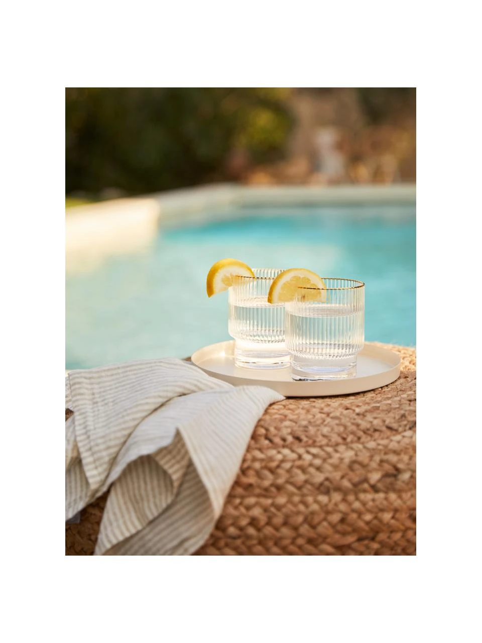 Westwing Collection Handgefertigte Wassergläser Minna mit Rillenrelief und Goldrand, 4 Stück, Ø 8 x H 10 cm, 300 ml 2 Westwing Collection Handgefertigte Wassergläser Minna mit Rillenrelief und Goldrand, 4 Stück, Ø 8 x H 10 cm, 300 ml – Bild 2