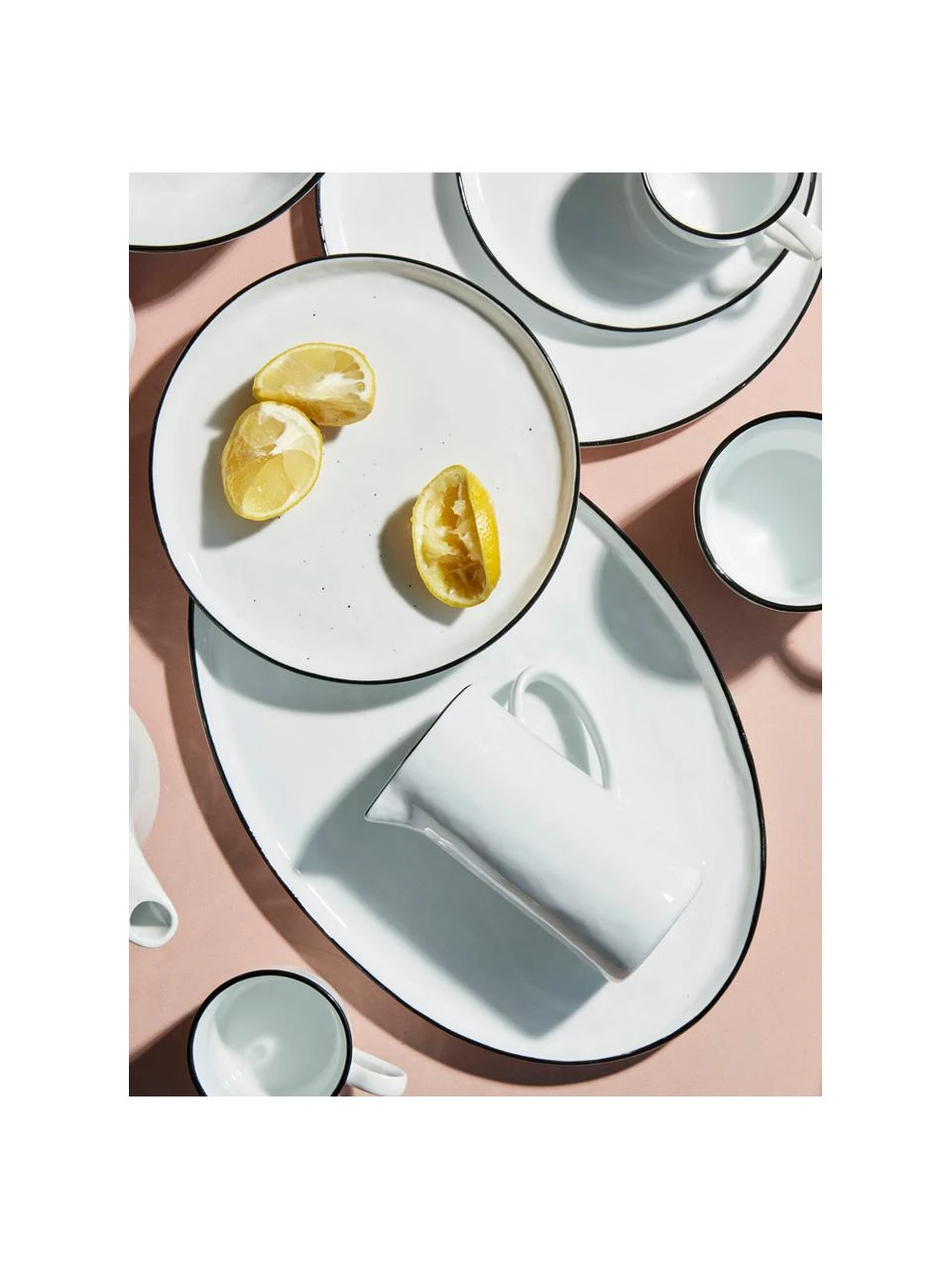 Broste Copenhagen Handgemachte Servierplatte Salt mit schwarzem Rand, L 30 x B 20 cm 2 Broste Copenhagen Handgemachte Servierplatte Salt mit schwarzem Rand, L 30 x B 20 cm – Bild 2