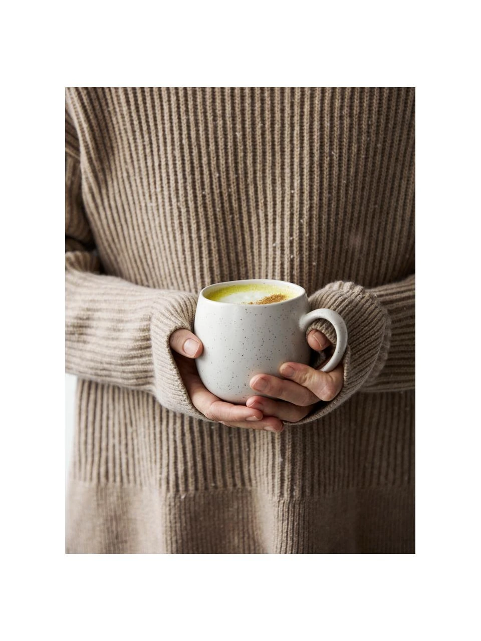 Broste Copenhagen Handgemachte XL Steingut-Teetassen Nordic Vanilla in Cremeweiß gesprenkelt, 2 Stück, Ø 9 x H 10 cm, 450 ml 2 Broste Copenhagen Handgemachte XL Steingut-Teetassen Nordic Vanilla in Cremeweiß gesprenkelt, 2 Stück, Ø 9 x H 10 cm, 450 ml – Bild 2