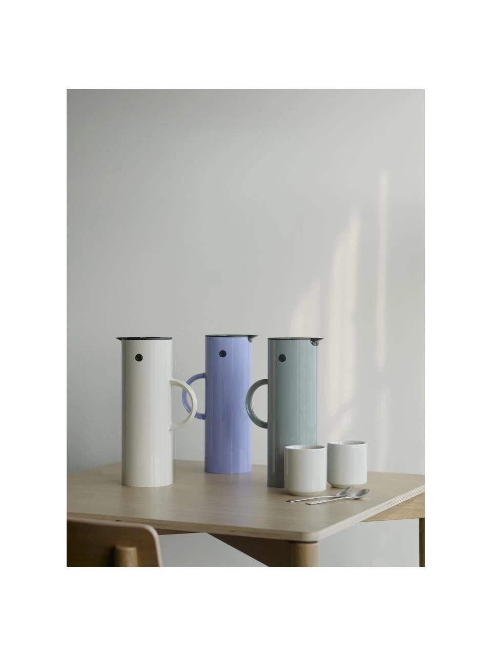 Stelton Isolierkanne EM77 in Beige glänzend, 1 L, Ø 11 x H 30 cm 2 Stelton Isolierkanne EM77 in Beige glänzend, 1 L, Ø 11 x H 30 cm – Bild 2