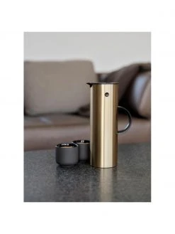 Stelton Isolierkanne EM77 in Gold, Ø 11 x H 30 cmNur noch wenige verfügbar -Küche Geschäft Isolierkanne EM77 in Gold 3