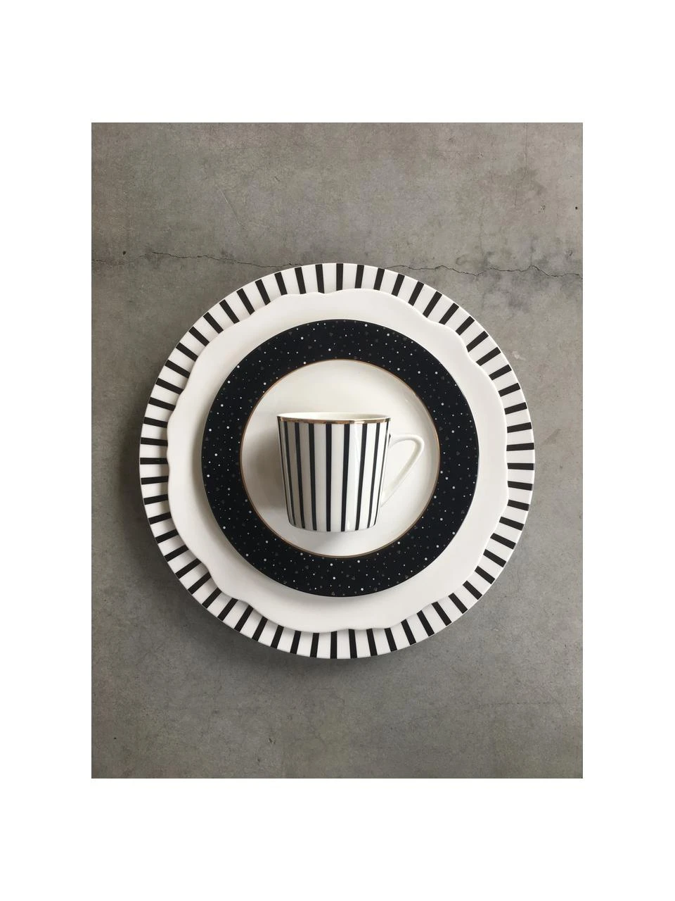 Dutch Rose Kaffeetassen mit Untertassen Pluto Loft mit Streifendekor und Goldrand, 4 Stück, Ø 8 x H 8 cm, 120 ml 2 Dutch Rose Kaffeetassen mit Untertassen Pluto Loft mit Streifendekor und Goldrand, 4 Stück, Ø 8 x H 8 cm, 120 ml – Bild 2