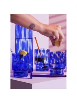 &k amsterdam Karaffe Tortoise in Blau/Transparent, 800 ml, Ø 8 x H 24 cm, 800 mlNur noch wenige verfügbar -Küche Geschäft Karaffe Tortoise in BlauTransparent 800 ml 4