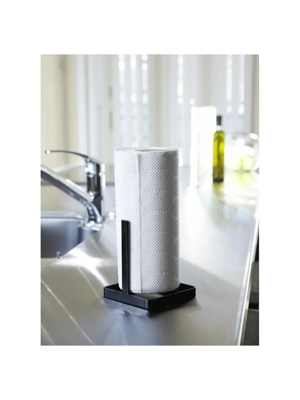 Küchenrollenhalter Tower in mattem Schwarz, Stahl, beschichtet, Schwarz, B 11 x H 27 cm Yamazaki Küchenrollenhalter Tower in mattem Schwarz, B 11 x H 27 cm -Küche Geschäft Kuchenrollenhalter Tower in mattem Schwarz 1