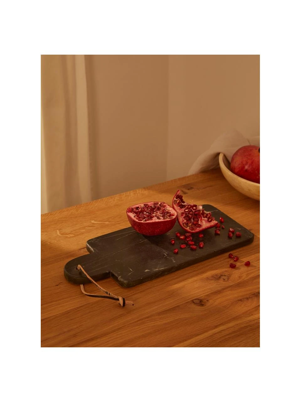 Marmor-Schneidebrett Johana in Schwarz, mit Lederband, L 38 x B 15 cm 2 Marmor-Schneidebrett Johana in Schwarz, mit Lederband, L 38 x B 15 cm – Bild 2