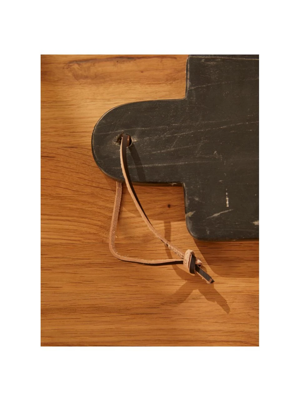 Marmor-Schneidebrett Johana in Schwarz, mit Lederband, L 38 x B 15 cm 3 Marmor-Schneidebrett Johana in Schwarz, mit Lederband, L 38 x B 15 cm – Bild 3