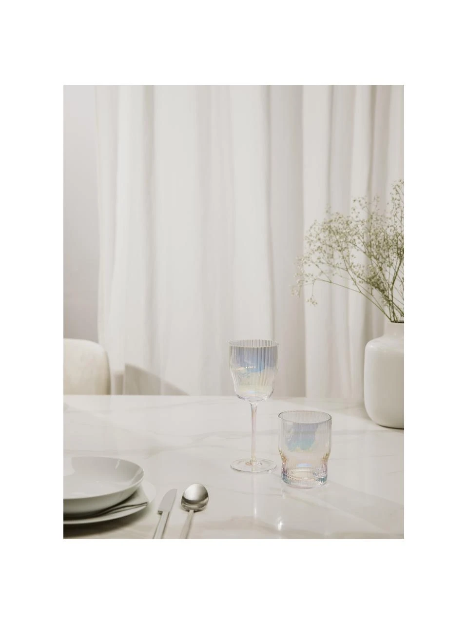 Mundgeblasene Weingläser Juno mit Rillenrelief und Perlmuttglanz, 4 Stück, Glas, Transparent, Ø 9 x H 21 cm Westwing Collection Mundgeblasene Weingläser Juno mit Rillenrelief und Perlmuttglanz, 4 Stück, Ø 9 x H 21 cm -Küche Geschäft Mundgeblasene Weinglaser Juno mit Rillenrelief und Perlmuttglanz 4 Stuck 1