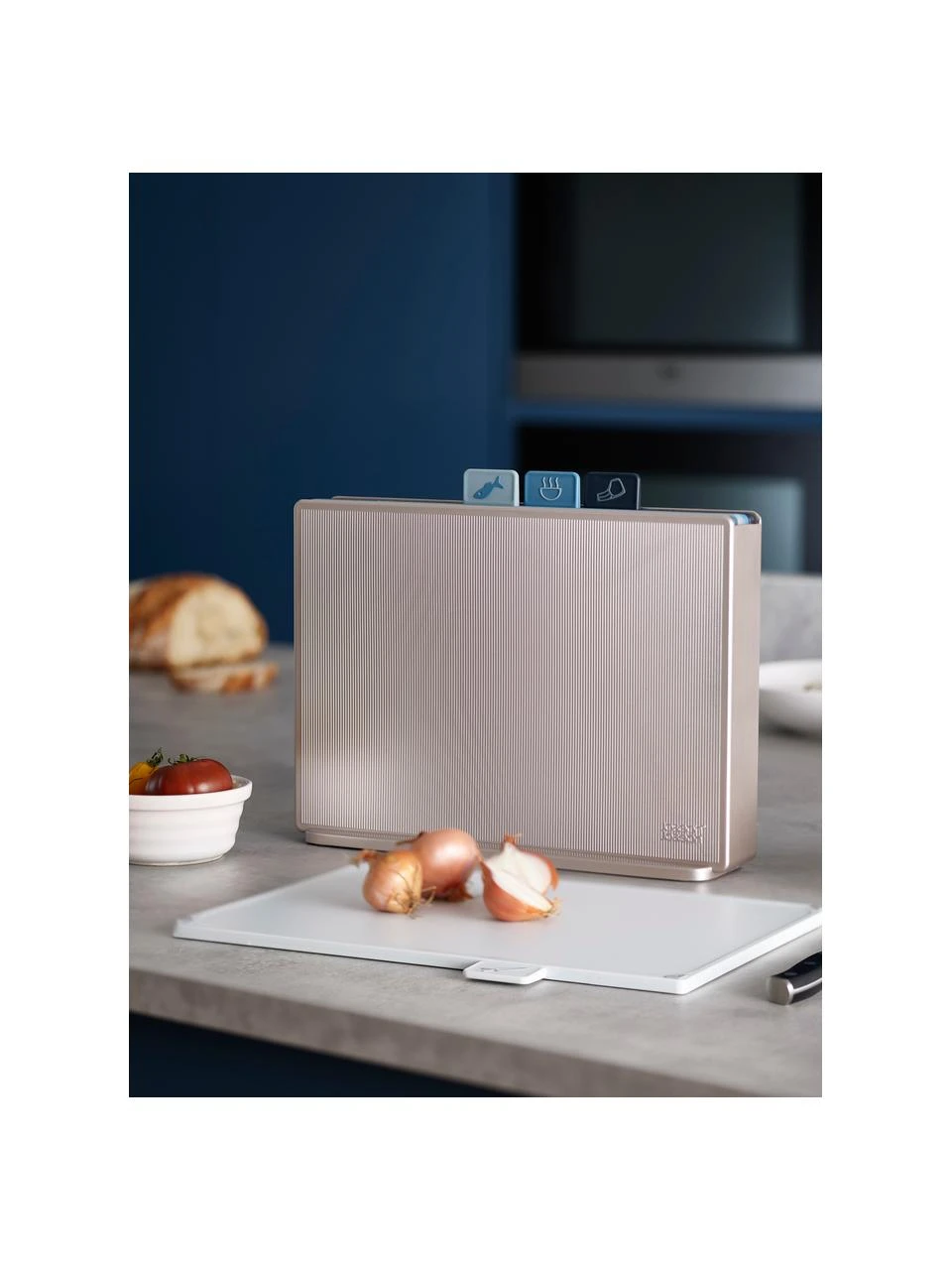 Joseph Joseph Schneidebretter Index Editions mit Halterung, 4 Stück, B 35 x H 27 cmNur noch wenige verfügbar 2 Joseph Joseph Schneidebretter Index Editions mit Halterung, 4 Stück, B 35 x H 27 cmNur noch wenige verfügbar – Bild 2