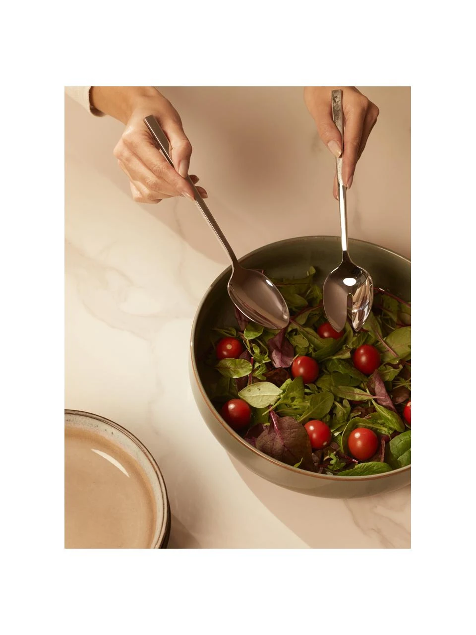 Silberfarbenes Salatbesteck Shine, hochglanzpoliert, 2er-Set, Edelstahl 18/10 Das Besteck ist aus Edelstahl gefertigt. Somit ist es langlebig, rostet nicht und ist resistent gegen Bakterien. Zudem ist es Spülmaschinenfest, farbecht, pflegeleicht, geschmacksneutral und säurebeständig., Silber, L 24 cm Westwing Collection Silberfarbenes Salatbesteck Shine, hochglanzpoliert, 2er-Set, L 24 cm -Küche Geschäft Silberfarbenes Salatbesteck Shine hochglanzpoliert 2er Set 5