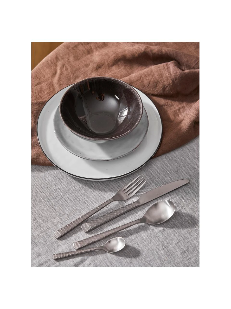 Silbernes Besteck-Set Hune mit gehämmerten Griffen, 4 Personen (16-tlg.), Rostfreier Stahl 18/8, gebürstet, gehämmert, Stahl, L 24 cm Broste Copenhagen Silbernes Besteck-Set Hune mit gehämmerten Griffen, 4 Personen (16-tlg.), L 24 cm -Küche Geschäft Silbernes Besteck Set Hune mit gehammerten Griffen 4 Personen 16 tlg 2