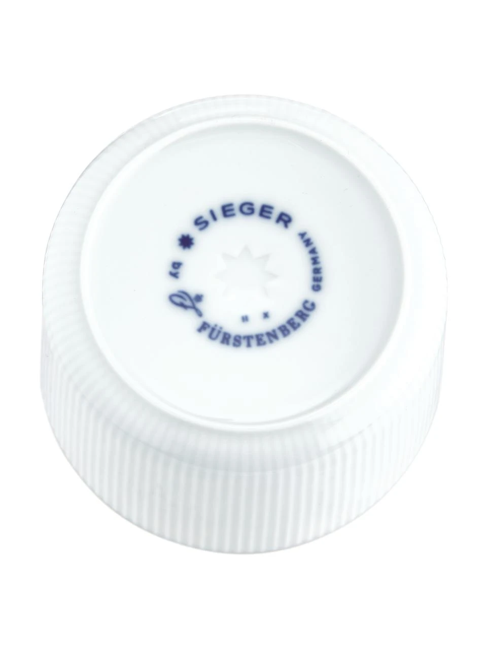 Vergoldeter Champagnerbecher Sip of Gold mit Relieflinien aus Porzellan, Becher: Porzellan, Rand: Porzellan, vergoldet, Weiß, Goldfarben, Ø 9 x H 7 cm, 300 ml Sieger by Fürstenberg Vergoldeter Champagnerbecher Sip of Gold mit Relieflinien aus Porzellan, Ø 9 x H 7 cm, 300 ml -Küche Geschäft Vergoldeter Champagnerbecher Sip of Gold mit Relieflinien aus Porzellan 3